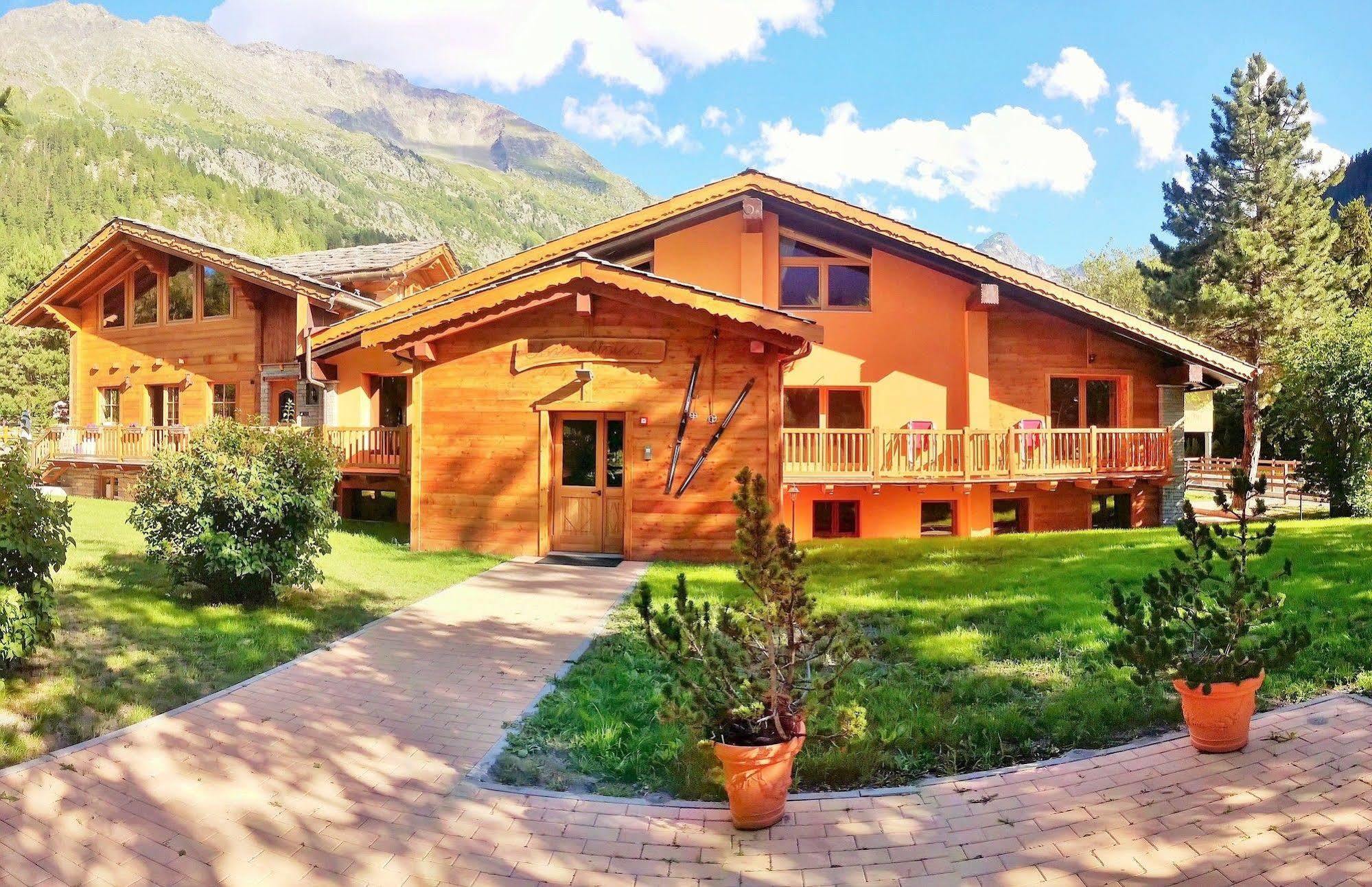 Chalet Alpina Hotel & Apartments La Thuile Exterior foto